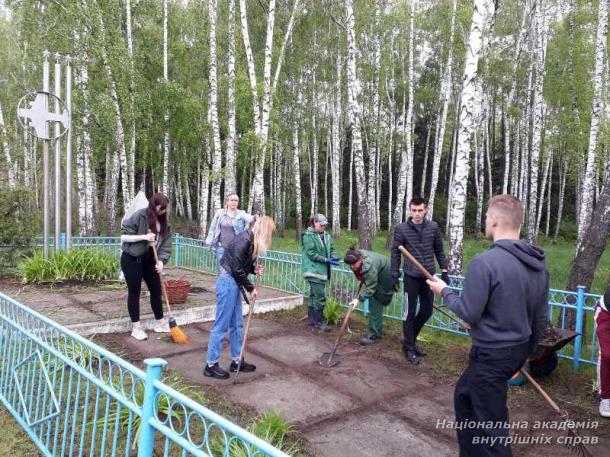 Курсанти ННІ № 3 відновили могилу захисників Києва,  які загинули восени 1941 року