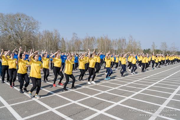 У НАВС спортсмени Василь Вірастюк і Сергій Конюшок провели для курсантів спортивну руханку