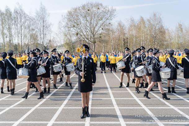 У НАВС спортсмени Василь Вірастюк і Сергій Конюшок провели для курсантів спортивну руханку