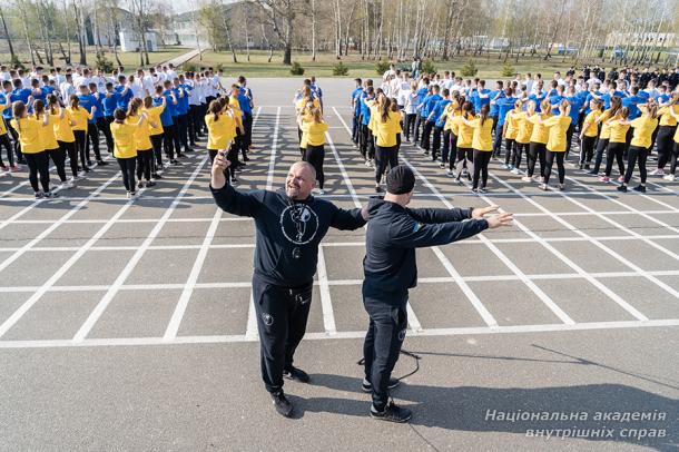 У НАВС спортсмени Василь Вірастюк і Сергій Конюшок провели для курсантів спортивну руханку