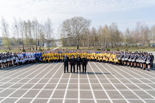 У НАВС спортсмени Василь Вірастюк і Сергій Конюшок провели для курсантів спортивну руханку